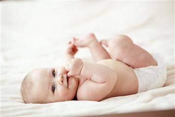 كيف يتطوّر نموّ طفلكِ في الشهر الثالث بعد الولادة؟